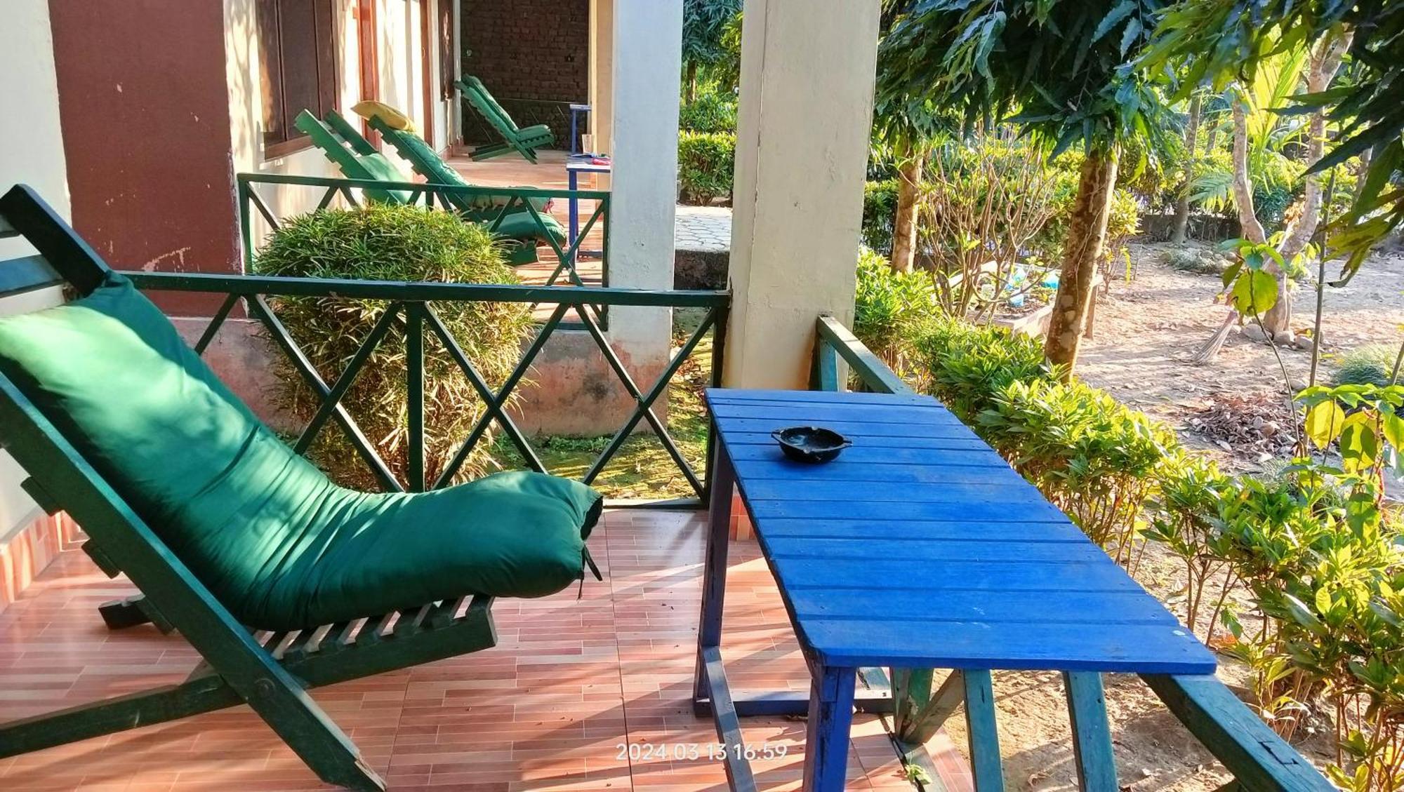 Hotel Butterfly Sauraha Exterior foto
