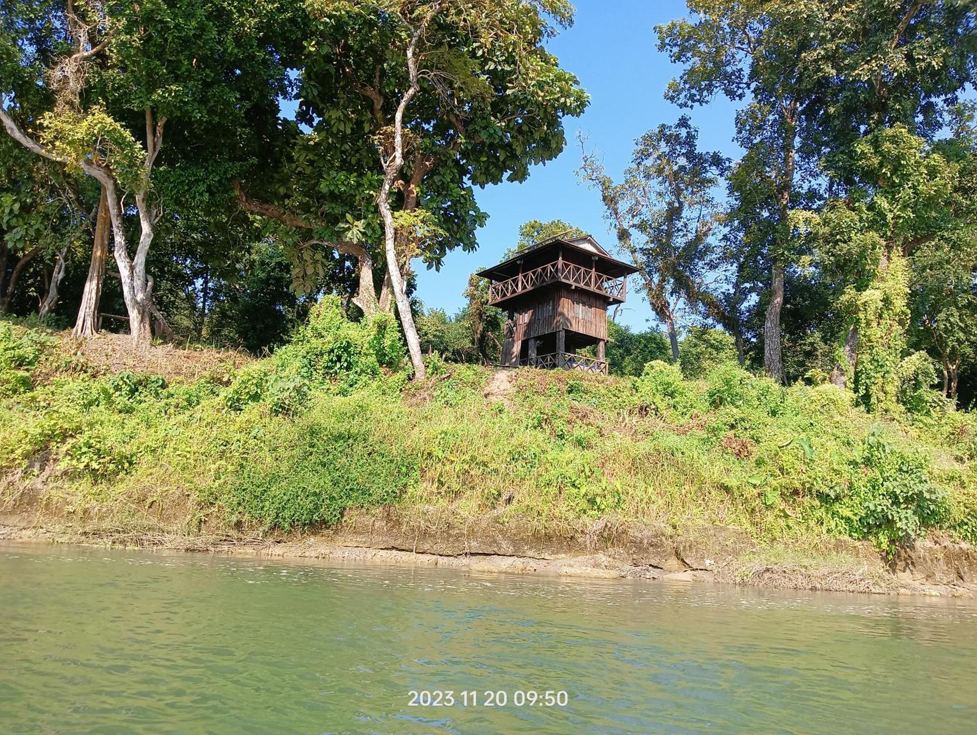 Hotel Butterfly Sauraha Exterior foto